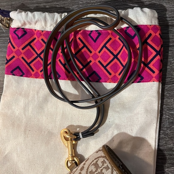 Tory Burch T Monogram Jacquard AirPod pro case hazelnut/jacquard logo - Picture 8 of 17